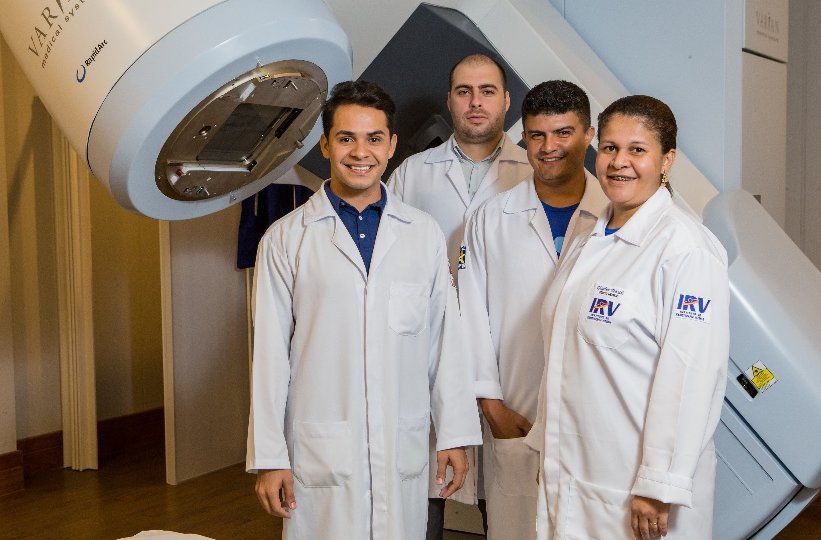 Jair Santana, Jadson Douglas Moreira Ferri, Ângelo Drumond e Eguimária Lopes são parte da equipe de técnicos em radioterapia do instituto_ed