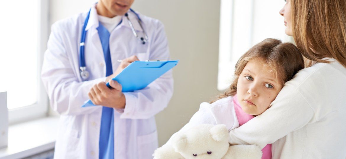 Criança sendo avaliada por médico